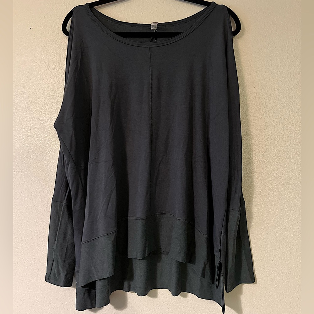 Wishlist Top w/ opening in sleeves.